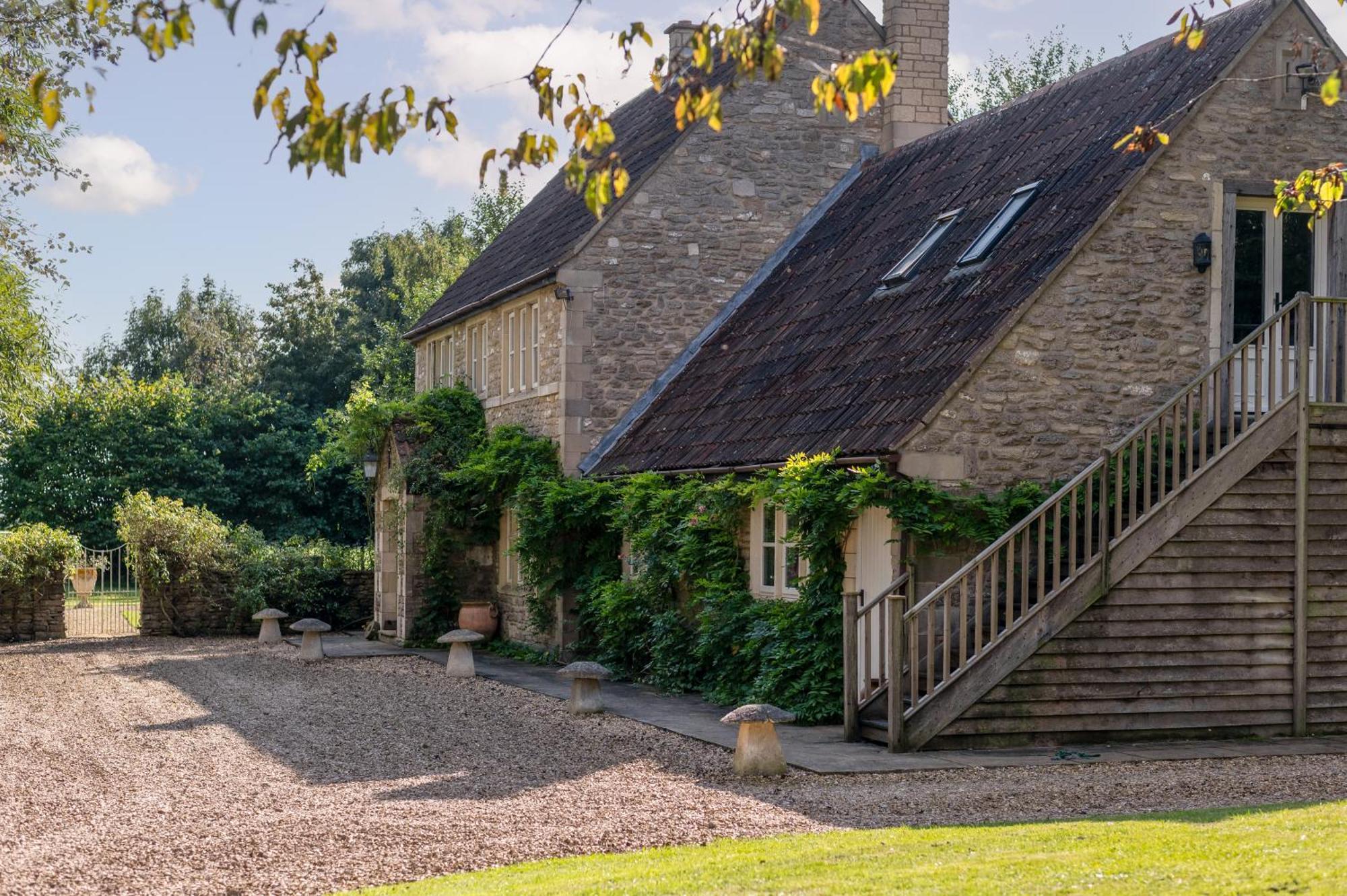 Great Ashley Farm Bed And Breakfast & Shepherds Huts Bradford-On-Avon Exterior photo