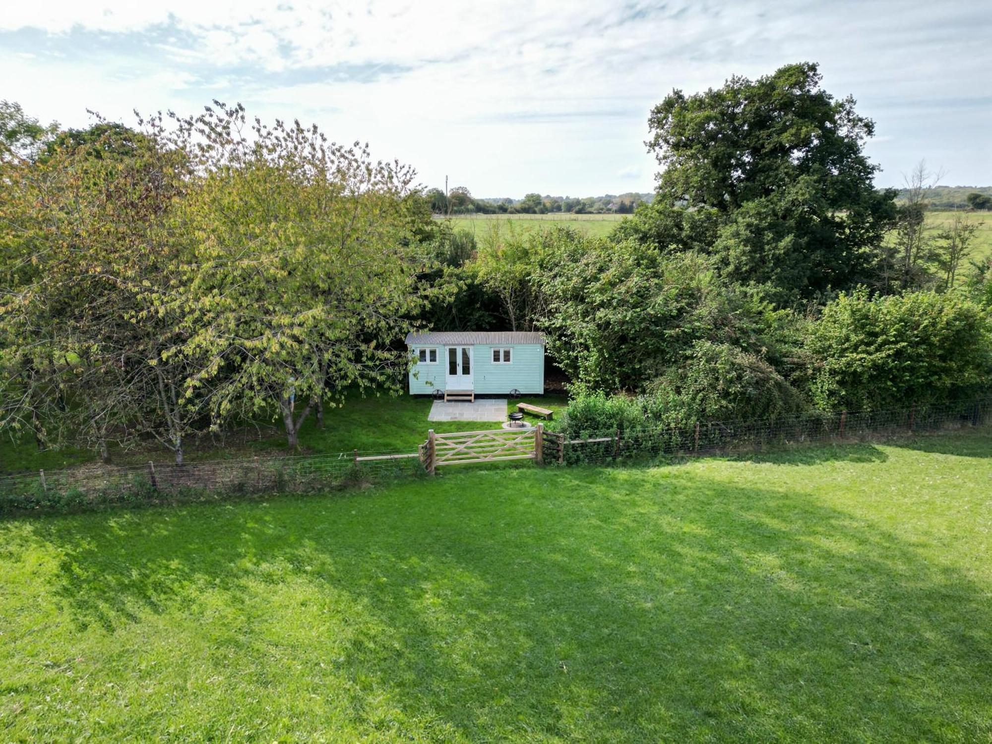 Great Ashley Farm Bed And Breakfast & Shepherds Huts Bradford-On-Avon Exterior photo