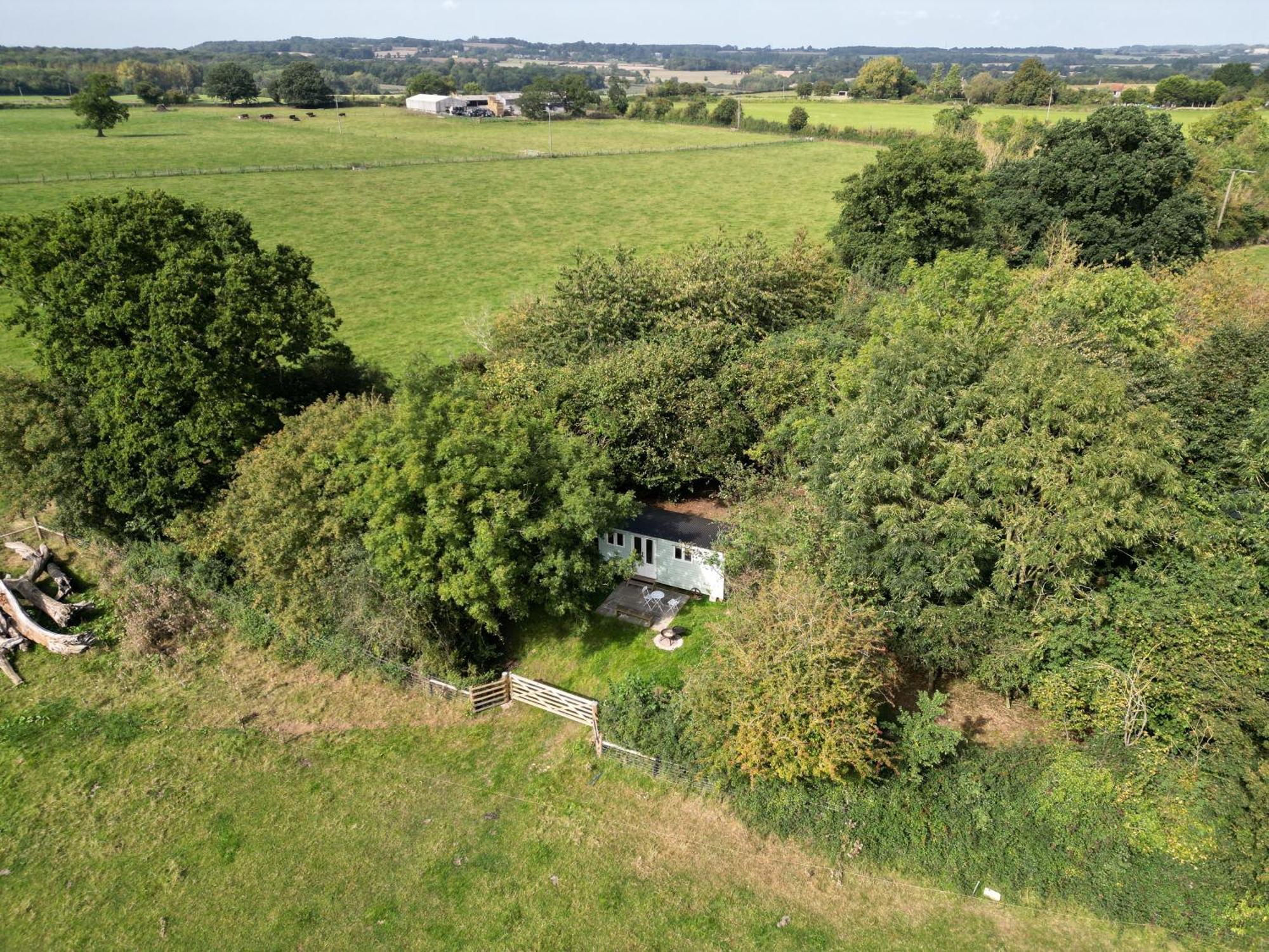 Great Ashley Farm Bed And Breakfast & Shepherds Huts Bradford-On-Avon Exterior photo