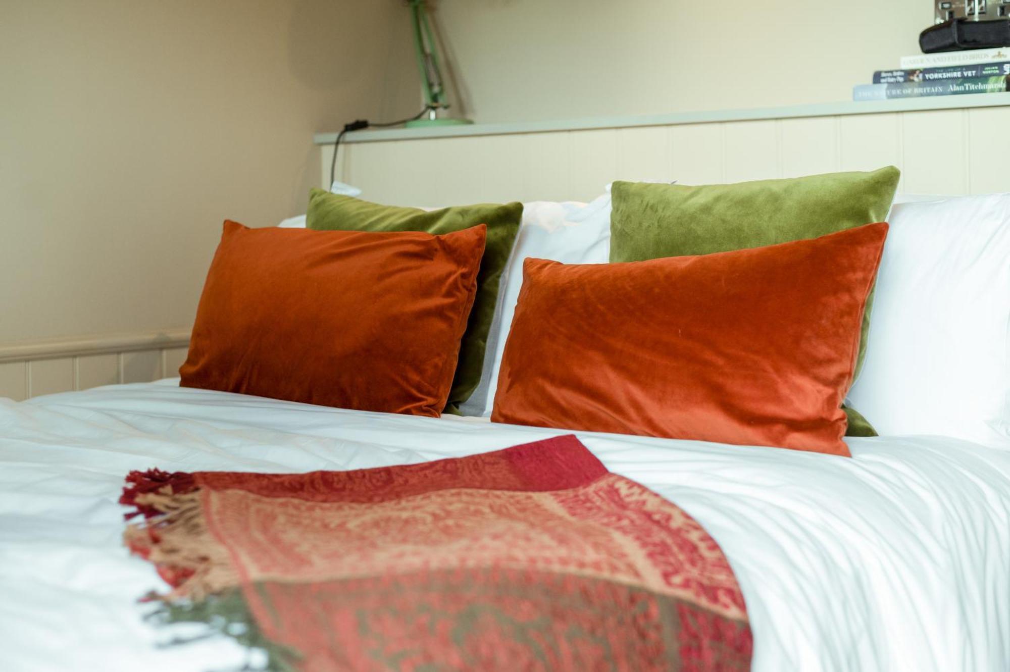 Great Ashley Farm Bed And Breakfast & Shepherds Huts Bradford-On-Avon Exterior photo