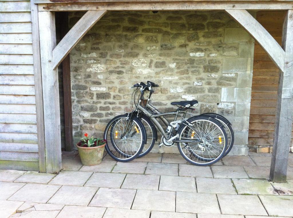 Great Ashley Farm Bed And Breakfast & Shepherds Huts Bradford-On-Avon Exterior photo