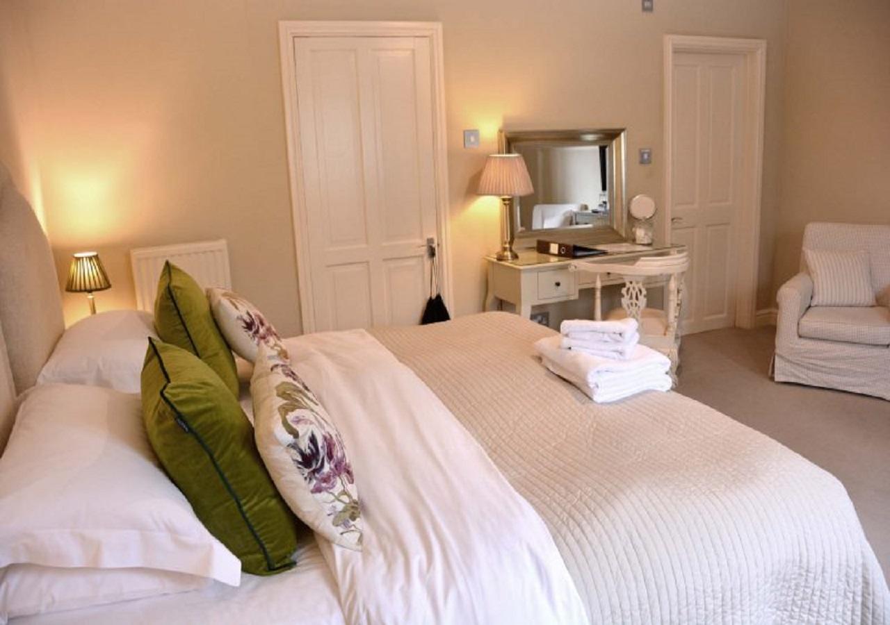 Great Ashley Farm Bed And Breakfast & Shepherds Huts Bradford-On-Avon Exterior photo