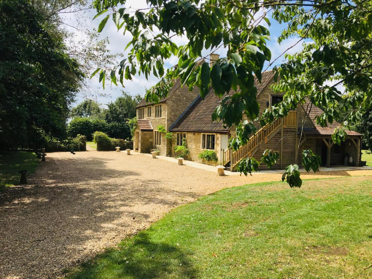 Great Ashley Farm Bed And Breakfast & Shepherds Huts Bradford-On-Avon Exterior photo